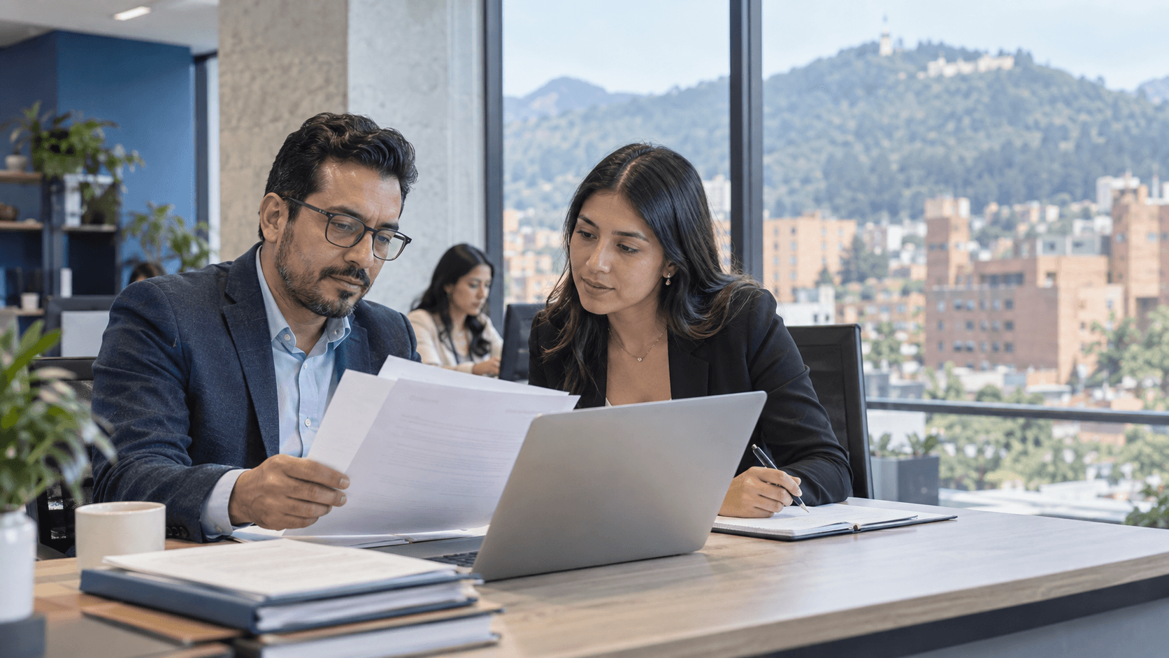 Escena generada de profesionales universitarios colombianos revisando procesos académicos