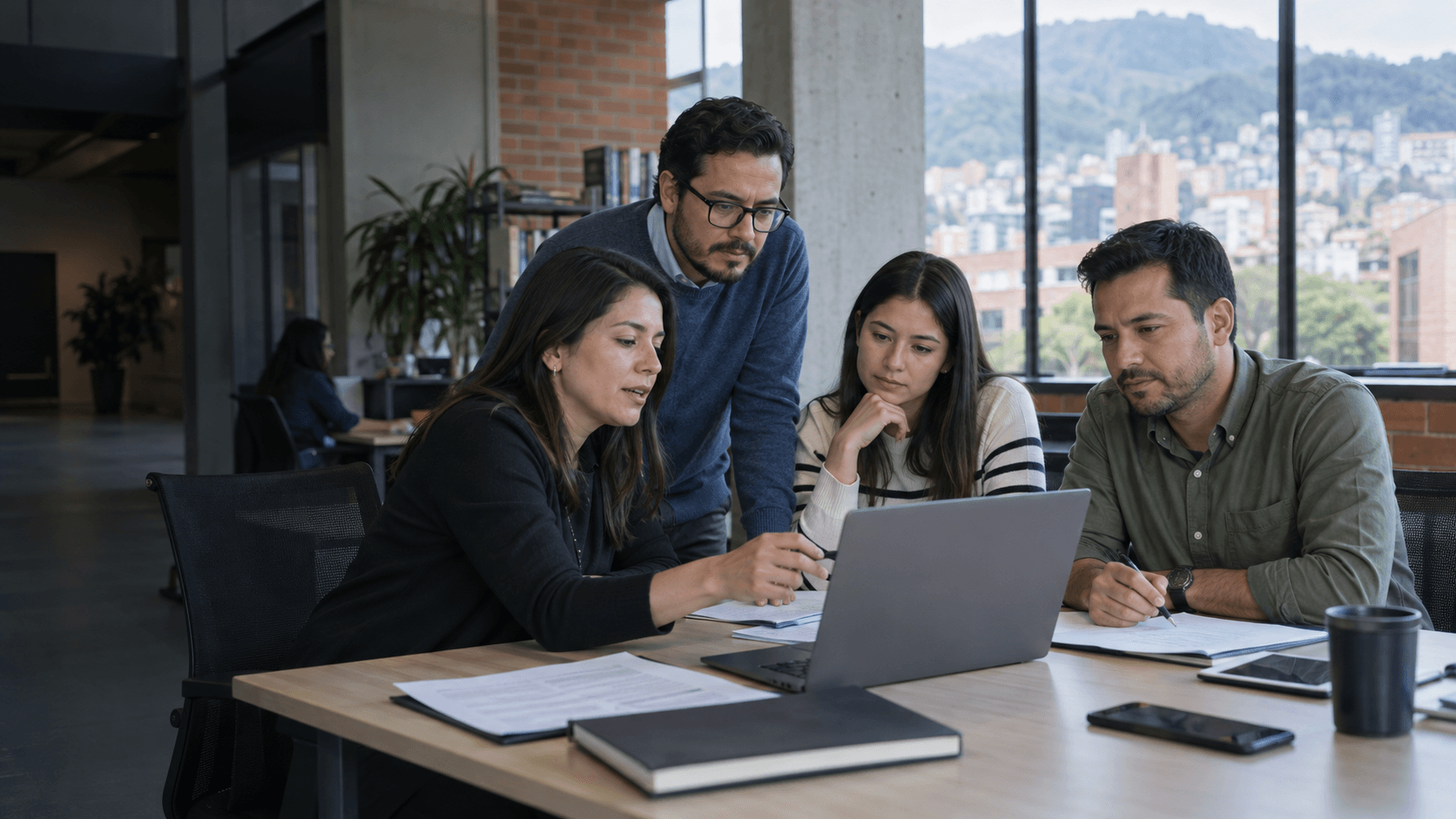 Escena generada de profesionales universitarios colombianos analizando información académica